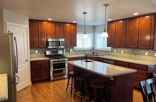 South Jordan House | 6 Bedroom, 4.5 Bathroom, 2 Kitchen - Spacious & Clean in Quiet Neighborhood