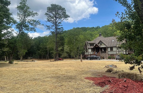 Burnsville House | 6 bedroom 5 bath house on 7 acres along the South Toe River near Asheville