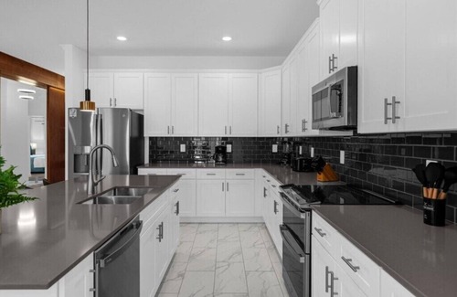 Campbell House | 6 Bedroom/5 Bathroom Storey Lake (4366 RS)