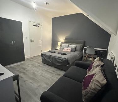 Sneinton House | 6 Bedroom 5 Shower rm House in Central Nottingham