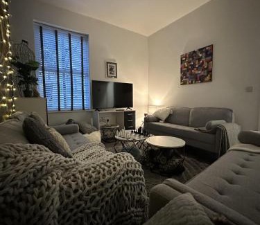 Sneinton House | 6 Bedroom 5 Shower rm House in Central Nottingham