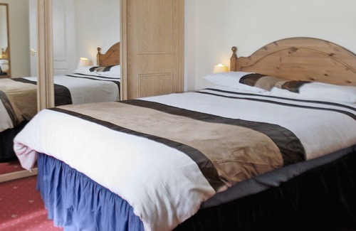 Barrow-on-Trent Cottage | 6 bedroom accommodation in Stenson, near Derby