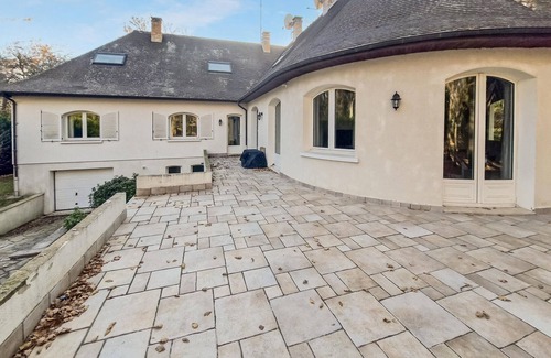Lamorlaye House | 6 bedroom accommodation in Lamorlaye