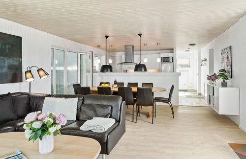 Marielyst House | 6 bedroom awesome home in Væggerløse