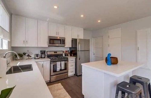 North Pacific Beach House | 6 Bedroom Beach Getaway Walk to Law Street Beach