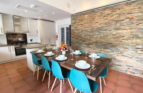 Ascot Villa | 6 Bedroom Bungalow Ascot Racecourse LegoLand Windsor Castle 75" TV