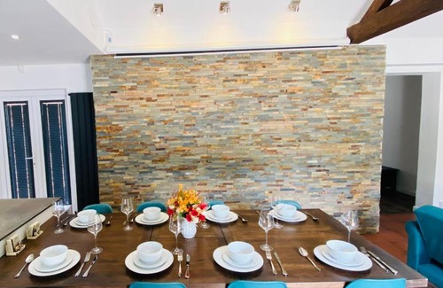 Ascot Villa | 6 Bedroom Bungalow Ascot Racecourse LegoLand Windsor Castle 75" TV