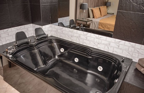 Astorga Apartment | 6 Bedroom Combo PH and a 1 Bedroom roof deck can have guests Elevator 2 hot tubs