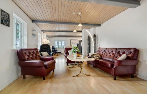 Dannemare House | 6 Bedroom Cozy Home In Dannemare