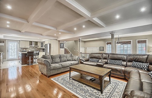 Alcona Cottage | 6 Bedroom Executive Cottage near Lake Simcoe & Innisfil Beach Park