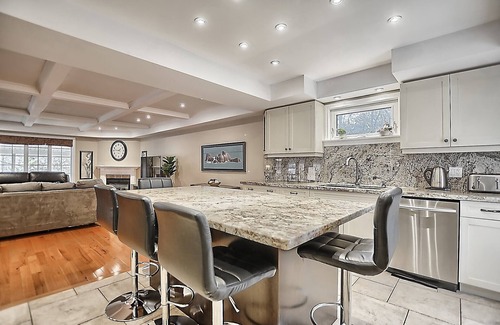 Alcona Cottage | 6 Bedroom Executive Cottage near Lake Simcoe & Innisfil Beach Park