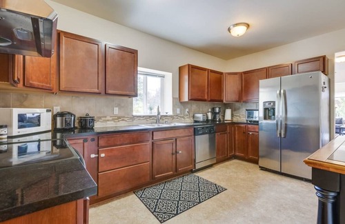 North College Park House | 6-bedroom family friendly large yard Seattle