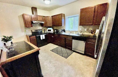 North College Park House | 6-bedroom family friendly large yard Seattle