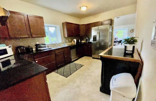 North College Park House | 6-bedroom family friendly large yard Seattle