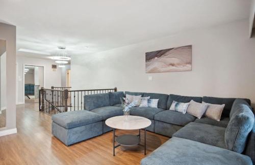 Killarney House | 6 Bedroom Family Home with Indoor Arcade, BBQ, Huge Backyard & Pickleball
