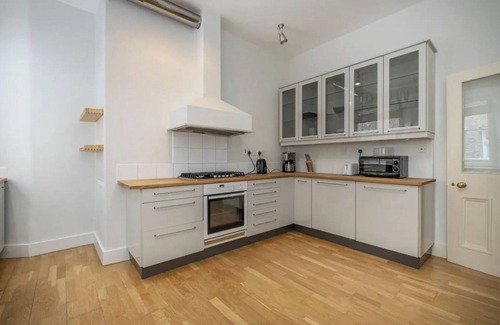 St. Johns Wood Apartment | 6 Bedroom High Ceiling Hyde Park Flat