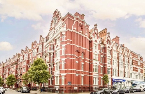 St. Johns Wood Apartment | 6 Bedroom High Ceiling Hyde Park Flat
