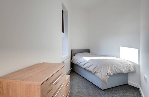 Barnsley House | 6 BEDROOM HMO SHARED HOUSE SUITABLE FOR CONTRACTORS/COMPANY LET
