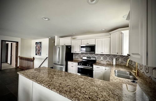 Hudson Lake House | 6 Bedroom Home -Huge back yard-30 minutes to ND!
