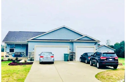 Hudson Lake House | 6 Bedroom Home -Huge back yard-30 minutes to ND!