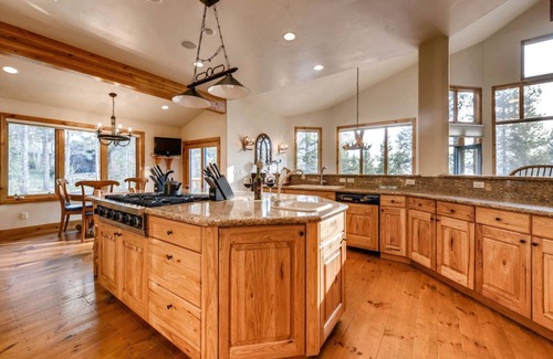 The Highlands House | 6 Bedroom Home, Minutes From Downtown Breck, Sleeps 14, Hot tub, Amazing views!