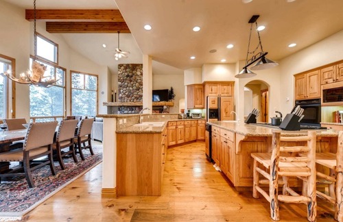 The Highlands House | 6 Bedroom Home, Minutes From Downtown Breck, Sleeps 14, Hot tub, Amazing views!