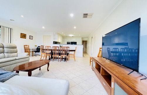 Gungahlin House | 6 Bedroom House @ Gungahlin Town Center