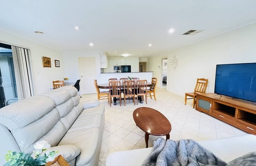 Gungahlin House | 6 Bedroom House @ Gungahlin Town Center