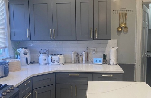 Milton House | 6 bedroom house in a quiet and convenient neighborhood