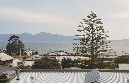 Swansea House | 6 Bedroom House Swansea (au)