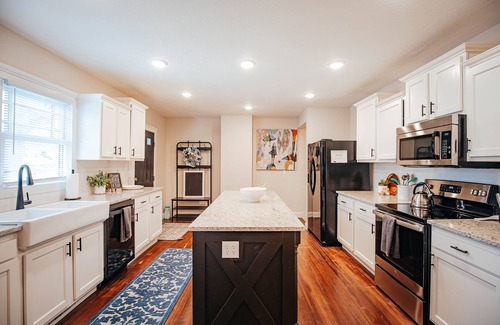 Rountree House | 6 bedroom Large house in Pickwick district Springfield Near MSU