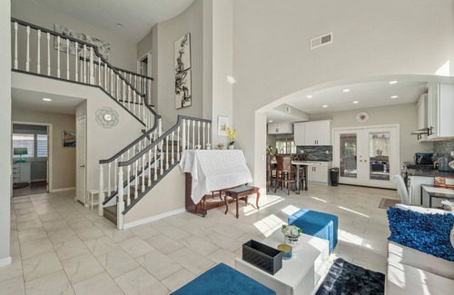 Ontario House | 6 bedroom Large house. Near Airport,Outlets Mall, No big Party, Pets Friendly