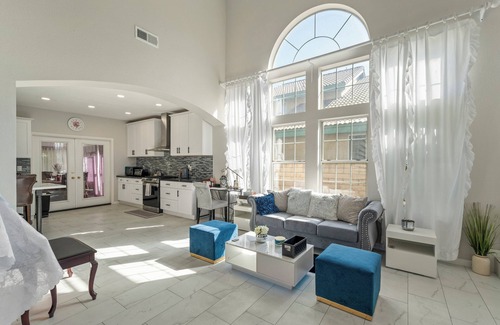 Ontario House | 6 bedroom Large house. Near Airport,Outlets Mall, No big Party, Pets Friendly