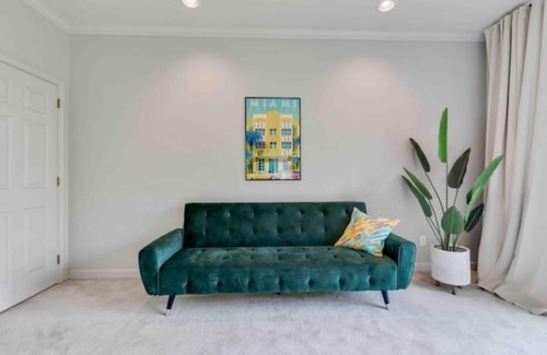 River Mountain House | 6 bedroom Little Rock River View Estate - Pet friendly, Tesla charger, Gym