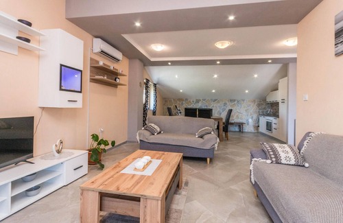 Benkovac House | 6 bedroom lovely home in Ceranje Gornje