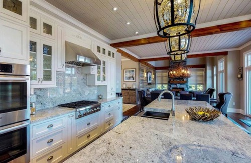 Pointe au Baril House | 6-Bedroom Luxury Estate with Resort Amenities and 5⭐️Fishing on Georgian Bay