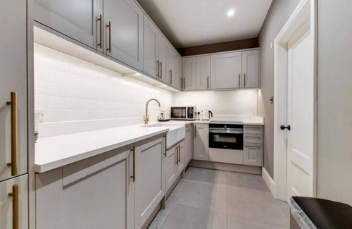 Thamesfield House | 6 Bedroom luxury home in West Putney
