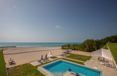 Abu Dhabi Villa | 6 Bedroom Luxury Mansion, Private Island, Private Beach and Pool