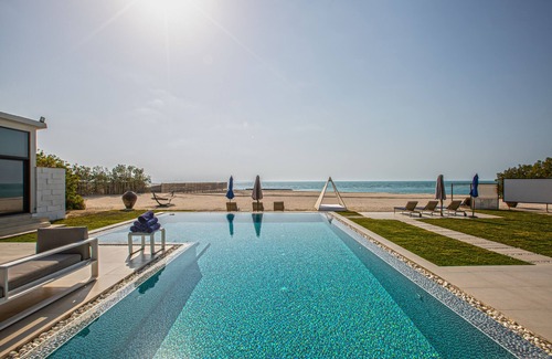 Abu Dhabi Villa | 6 Bedroom Luxury Mansion, Private Island, Private Beach and Pool