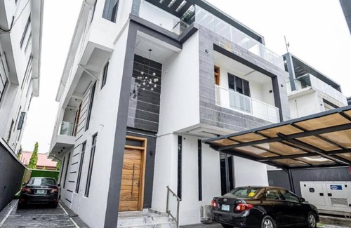 Lekki Phase 1 Villa | 6 bedroom mansion in lekki phase 1