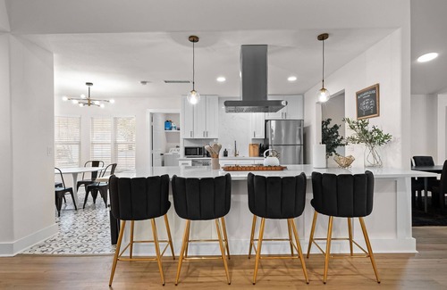 North San Antonio - SAT House | 6 Bedroom Modern Home near Riverwalk, AFB, and Airport with Parking