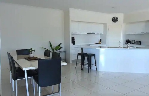 Wondunna House | 6 Bedroom Modern Home + Pet Friendly! Sleeps 14