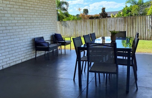 Wondunna House | 6 Bedroom Modern Home + Pet Friendly! Sleeps 14