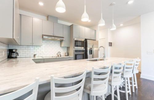 Hermitage House | 6 Bedroom Quiet Townhome! 6min to Airport & 15min to Downtown!