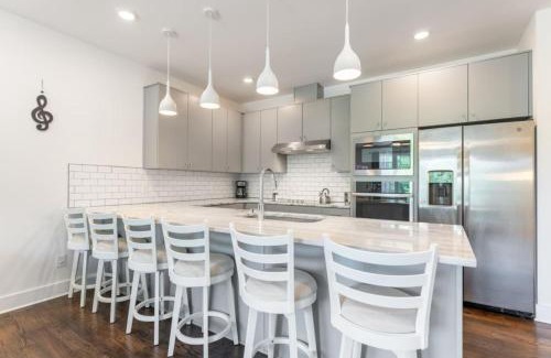 Hermitage House | 6 Bedroom Quiet Townhome! 6min to Airport & 15min to Downtown!