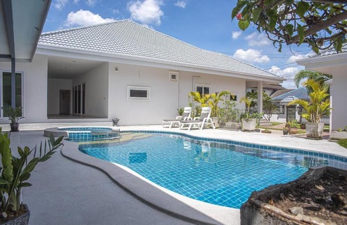 Nong Prue Villa | 6 Bedroom Tropical Oasis with Pool & Jacuzzi V6