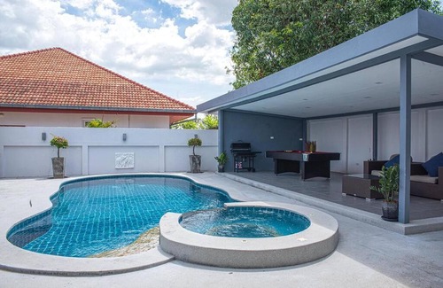 Nong Prue Villa | 6 Bedroom Tropical Oasis with Pool & Jacuzzi V6