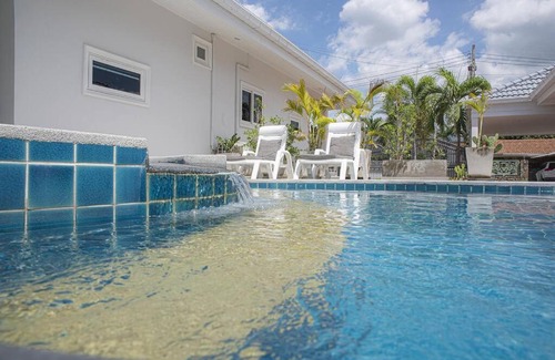 Nong Prue Villa | 6 Bedroom Tropical Oasis with Pool & Jacuzzi V6
