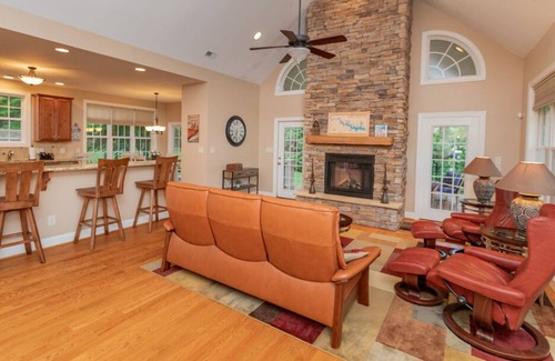 Wise House | 6 Bedroom4 Baths Gorgeous gathering patio!
