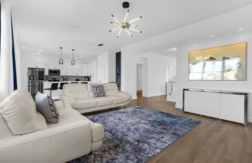 Liberty Village House | 6 Bedrooms/3.5 Bathrooms/Liberty Village (4539 PC)
